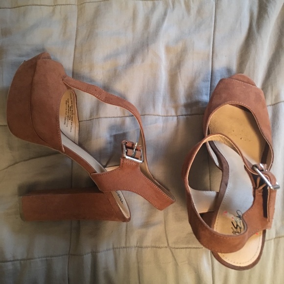 SUPER CUTE BROWN HEALS - Picture 2 of 4